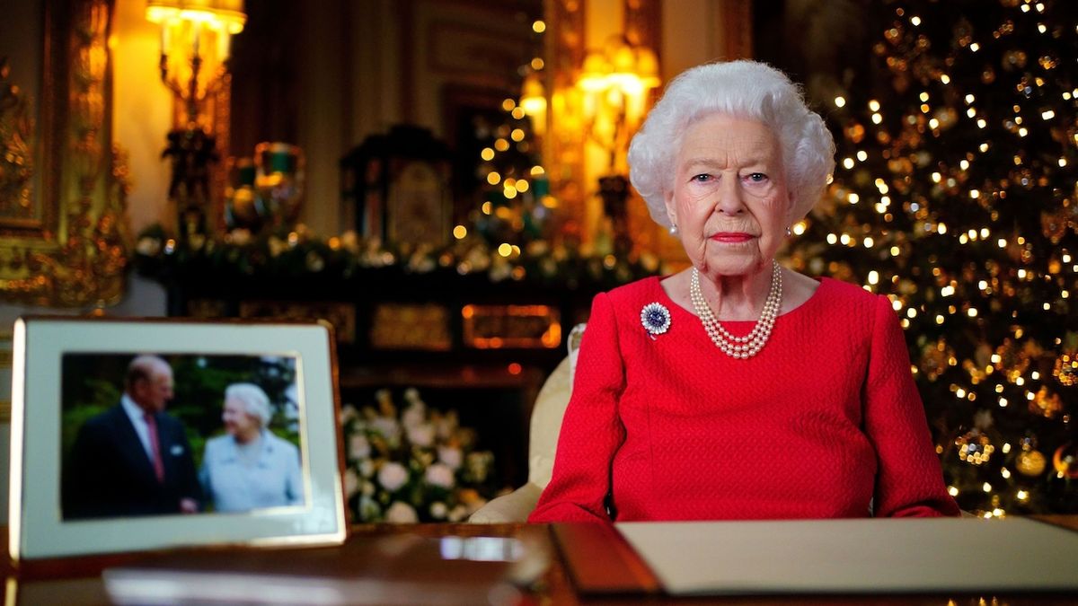 Neodolatelný rošťák. Alžběta II. ve vánočním poselství vzdala poctu zesnulému choti